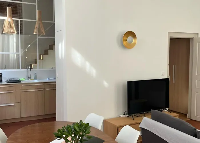 Renovation D'architecte Dans Le Coeur Historique De Apartman